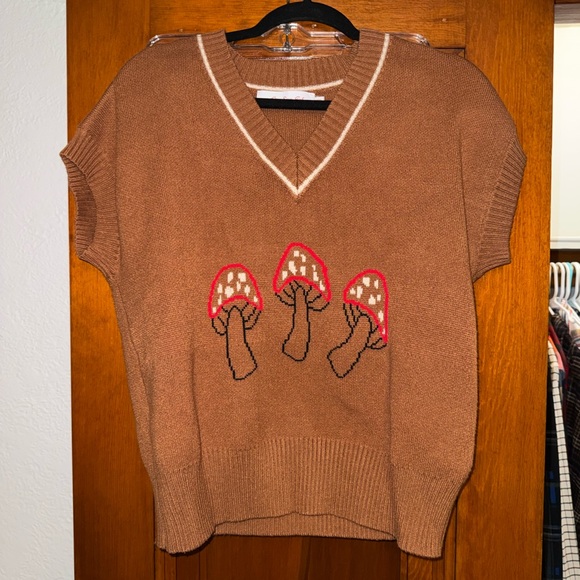 NWOT Lisa Says Gah Fangio mushroom Vest Sweater - Picture 2 of 5